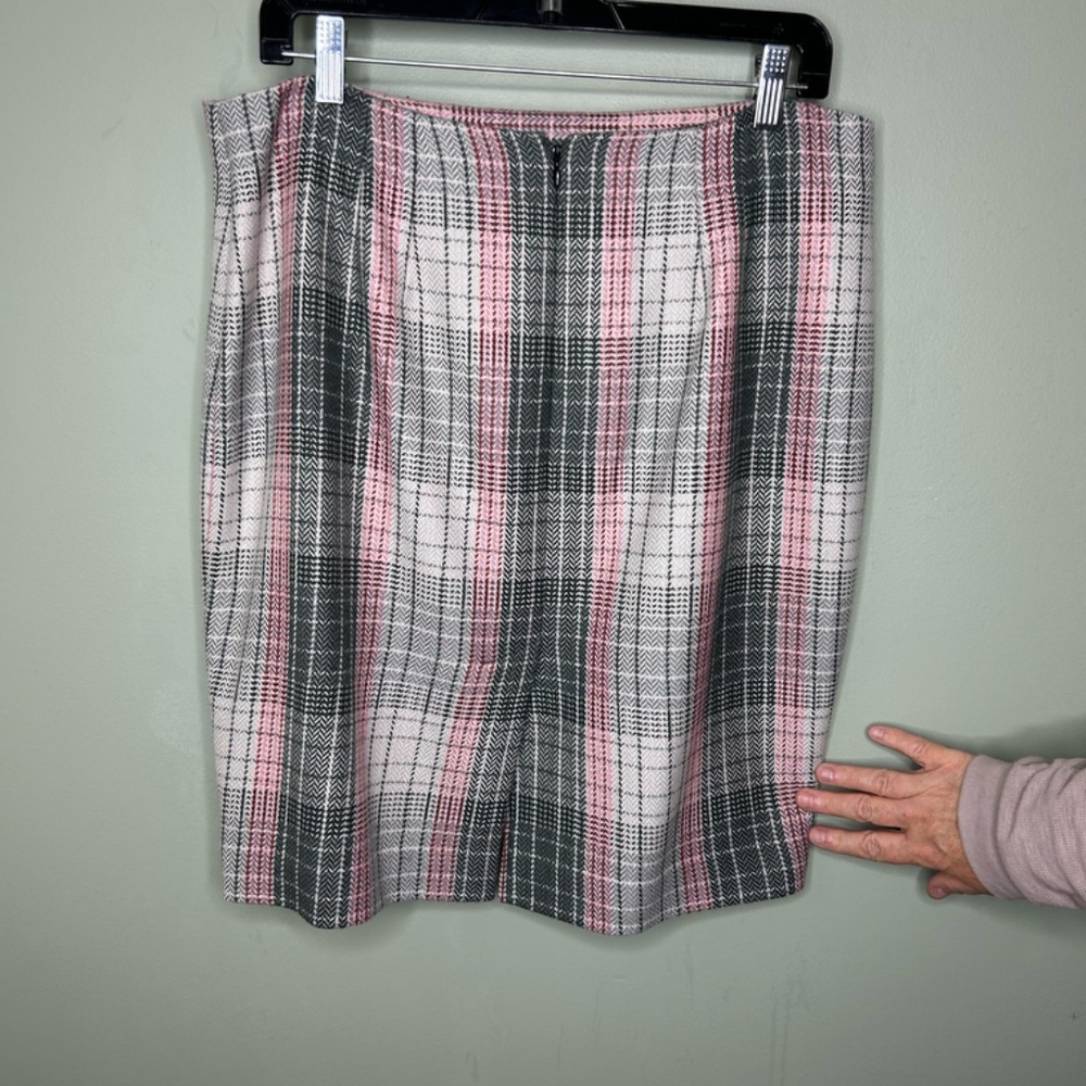 Women's Grey and Pink Plaid Skirt Talbots 12 - Picture 2 of 5